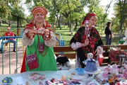 На ярмарках можно купить изделия ручной работы. // ratanews.ru