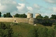 Изборская крепость построена в начале XIV века. // x-team.ru