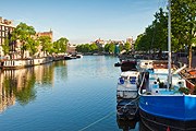 Вода в амстердамских каналах слишком грязная. // iStockphoto / matthewleesdixon