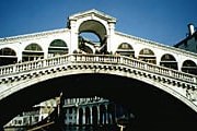 Мост Риальто – символ Венеции. // Travel.ru