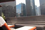 C гостиничных крыш открываются отличные виды на город. // hotelchatter.com