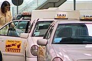 Пассажиров защитят от недобросовестных таксистов. // tvnwarszawa.pl