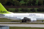 Самолет авиакомпании airBaltic // Travel.ru