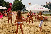 На пляже работают площадки для занятий спортом. // slowakei.com