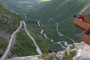 Со смотровой площадки открываются головокружительные виды. // visitandalsnes.com