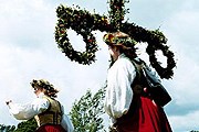 Танцы вокруг майского шеста на Мидсоммар. // sweden.se