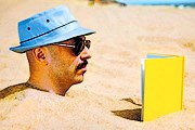 Туристы могут взять книги на пляже. // artsbeat.blogs.nytimes.com