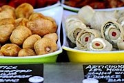 На ярмарке можно попробовать традиционные французские блюда. // magazin.ceskenoviny.cz