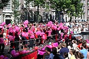 Ежегодно парад собирает свыше 350 тысяч зрителей. // goamsterdam.about.com