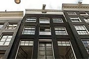 Старейший дом был скрыт фасадом XIX века. // dutchamsterdam.nl