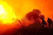Туристы при пожарах не пострадали. // theaustralian.com.au