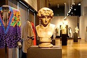 На выставке объединены костюмы работы великого кутюрье и копии античных скульптур. // zonafranca.mx