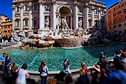 Туристы оставляют в фонтане тысячи евро. // flickr.com / Garry