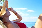 На женских пляжах отдыхать смогут не только местные жительницы, но и туристки. // skinnymom.com
