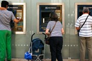 Операции с иностранными банковскими картами не проходят. // guardian.co.uk