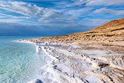 Берег Мертвого моря // iStockphoto / NickolayV