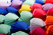 Посетителям раздают разноцветные зонты. // golfumbrellastore.com