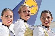 Цвет баварских платьев стюардесс меняется каждый год. // jaunted.com
