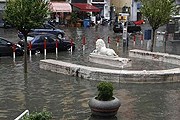 Центр Неаполя затоплен. // NewsInfophoto