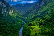 Рафтинг по реке Тара - популярный вид отдыха в Черногории