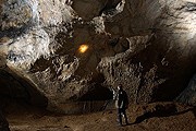 Для съемок в пещере расставили осветительные приборы. // 3dcaves.net