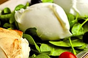 Моцарелла - один из самых популярных итальянских сыров. // wordpress.com