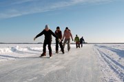 В хорошую погоду по льду можно дойти до Швеции. // visitfinland.com