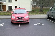 Пример того, как паркуются россияне в Финляндии. // njetparkering.blogspot.fi