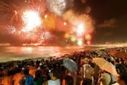 Новый год на пляже Копакабана встречают тысячи горожан и туристов. // pjlighthouse.com