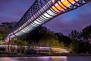 Наиболее живописно мост выглядит ночью. // sbp.de