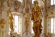 Скульптуры, украшающие парадную лестницу дворца // wikimedia.org 