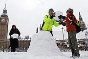Снеговики задержат таяние снега. // Reuters / Stephen Hird 
