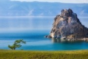 Байкал привлекает неповторимой природой. // globeattractions.com