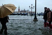 В Венеции наводнение и холодная погода. // zaberaj.ru