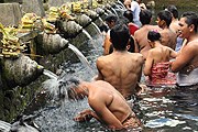 Паломники в храме Священной воды // National Geographic