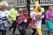 Участники марафона одеваются как рок-музыканты и панки. // iamsterdam.com