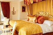 Отель распродает мебель. // crillon.concorde-hotels.com