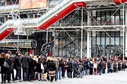 Зрителям приходится выстаивать двухчасовую очередь, чтобы попасть на выставку. // Delphine Goldsztejn / Le Parisien / PhotoPQR / MAXPPP