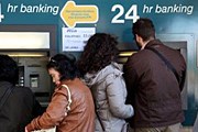 У кипрских банкоматов. // AFP