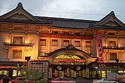 Здание театра Кабуки – достопримечательность Токио. // tomandaudrey.com