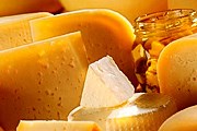 Во время экскурсии туристы смогут продегустировать разные сорта сыра. // facilisimo.com