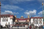 Храм Джоканг в Тибете // Wikipedia