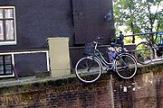До 15 тысяч велосипедов ежегодно поднимают со дня каналов. // dutchamsterdam.nl