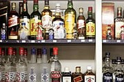 Ночная продажа алкоголя будет запрещена. // AFP