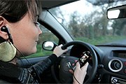 Разговоры по мобильному отвлекают водителя. // Photopqr / Le Telegramme 