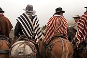 Пончо - традиционная латиноамериканская одежда // thisfabtrek.com