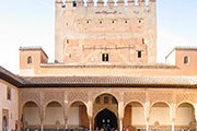 Экскурсия начинается и заканчивается во дворце Альгамбра. // Wikipedia