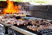 Туристы отведают блюда местной кухни. // mendozawinetoursandtravel.com