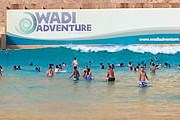 Бассейн с искусственными волнами в парке Wadi Adventure. // chatru.com