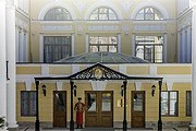 Вход в отель "Эрмитаж" // thehermitagehotel.ru